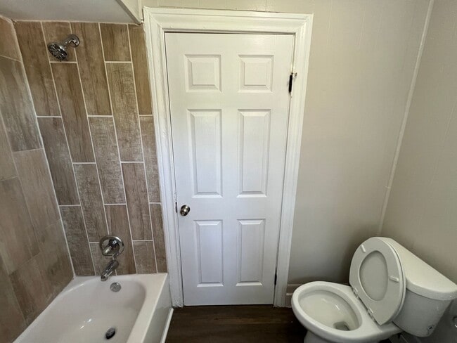 Building Photo - Duplex *upstairs* Leasing Special Available*