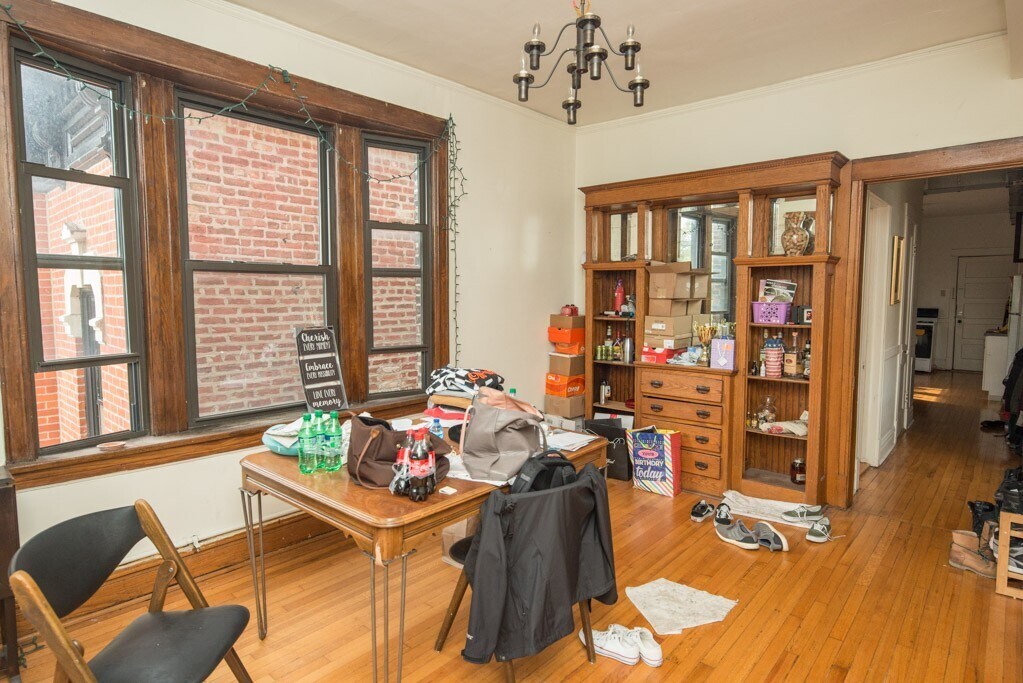 Building Photo - 1919 W Schiller St