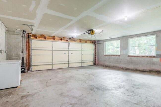 Building Photo - Beautiful One Level Home in Bon Air for rent!!