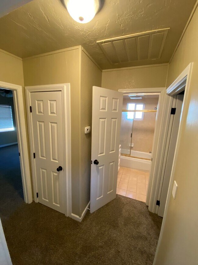 Building Photo - Updated 2 Bedroom Roseville Unit!