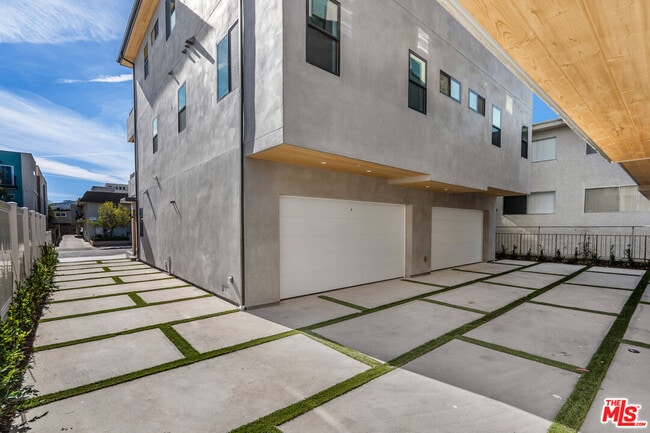 Building Photo - 10823 Morrison St