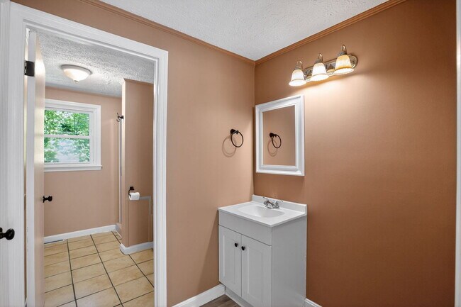 Building Photo - 22929 Town Creek Dr