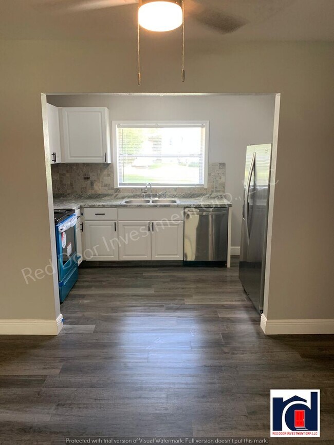 Building Photo - 2 Bedroom 1.5 Bath in the Heart of Downtown Deland~Available Now~