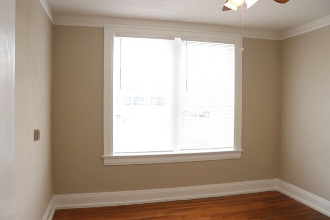 Building Photo - Spacious 3 Bedroom/1 Bath Conveniently Located!