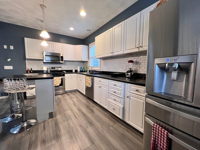 Building Photo - 585 Haverhill St