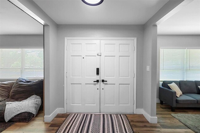 Building Photo - 412 Pinar Dr