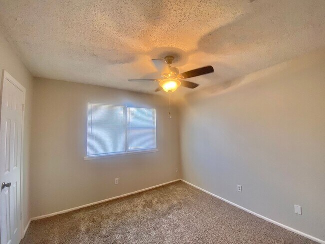 Building Photo - Great 3 bed 2 bath near West Loop 289 and 4th street