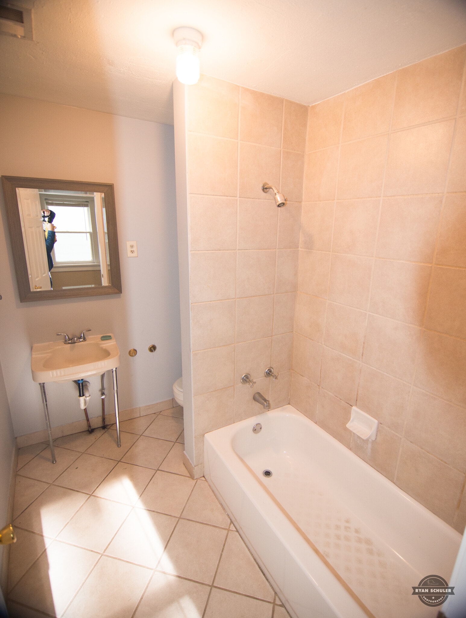 Bathroom with tile tub/surround - 2483 Harvard Ave