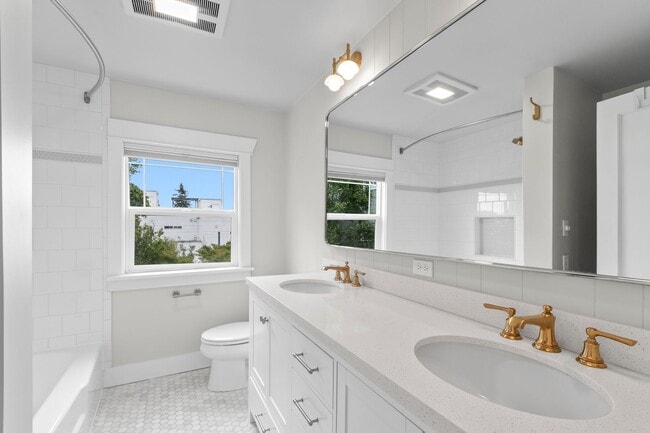 Building Photo - 5Bd/2Ba Seattle Home