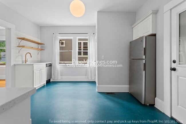 Building Photo - Ground Level Two Bedroom Duplex In The Heart Of NE Portland!