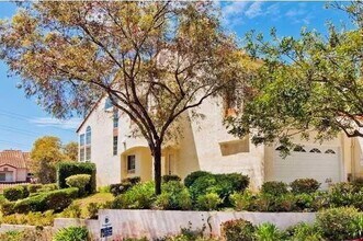 Building Photo - Large Carlsbad Townhouse, 2 Primary Bedroo...