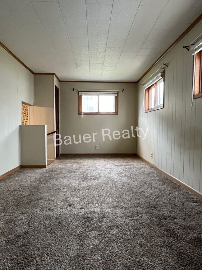 Building Photo - 3 -4 Bedroom Home Near Brookside Park