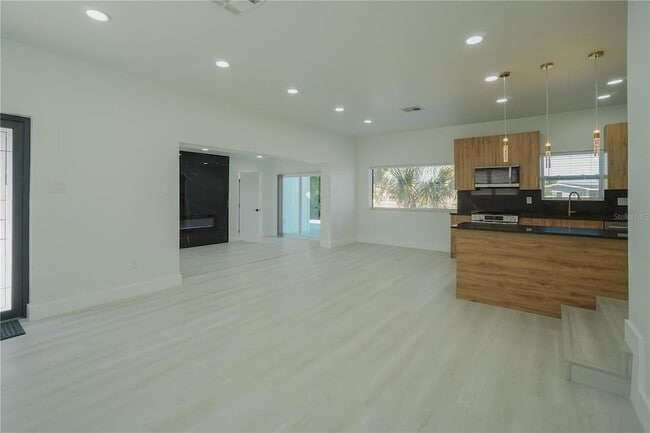 Building Photo - 6821 Marius Rd