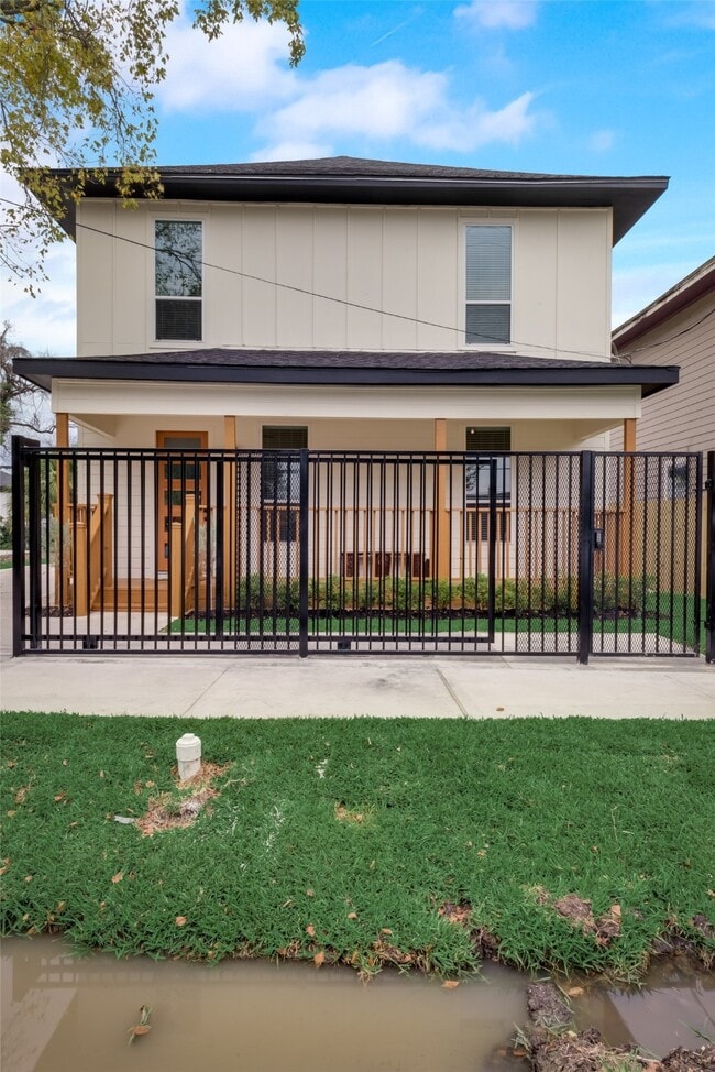 Building Photo - 204 Drennan St