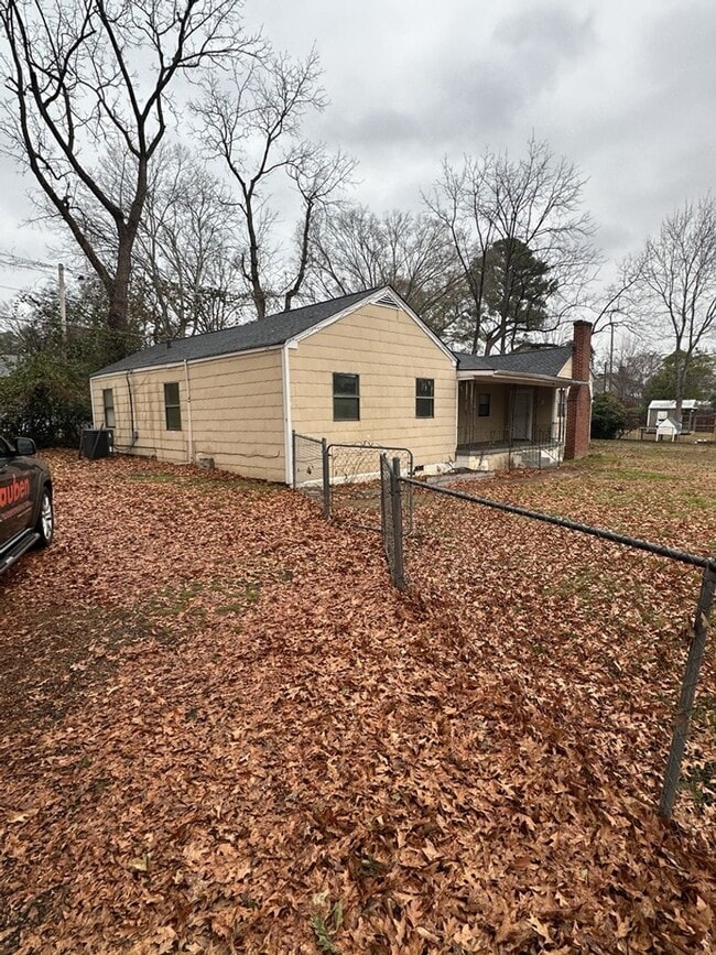 Building Photo - Newly Available! 2 Bedroom 1 Bathroom! Ask about our move in specials!