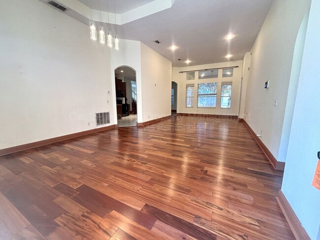 Building Photo - 902 Hire Cir