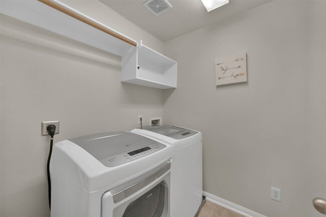 Building Photo - 15 Aquiline Oaks Pl