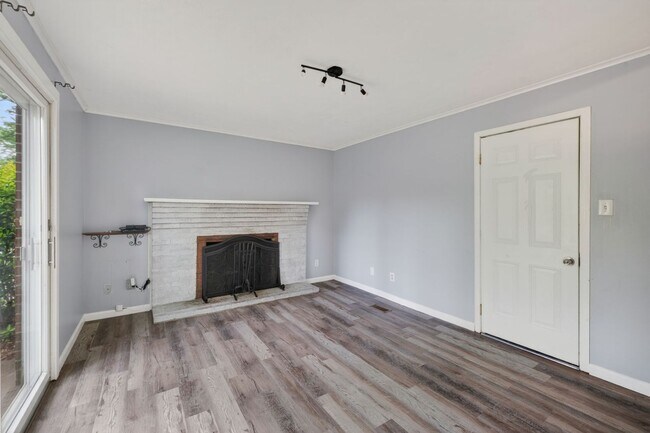 Building Photo - Brick Corner Ranch in Oak Manor-Chesapeake!