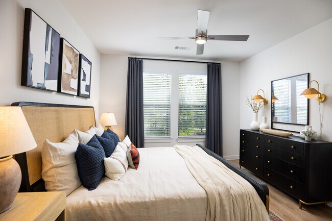 Building Photo - Your Dream Apartment Comes with 6 Weeks Free!