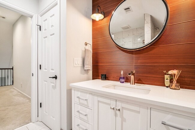 Building Photo - Luxury Townhome Where Midtown Meets Buckhead