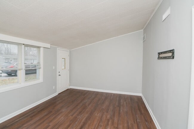 Building Photo - 3 Bedroom / 1 Bathroom Home for Rent in Crown Point