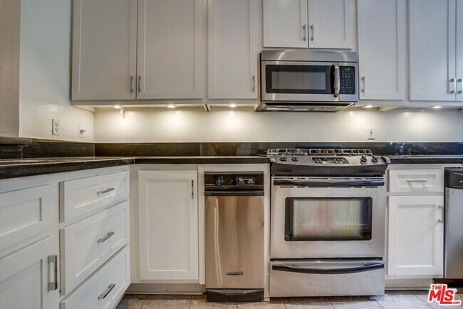 Building Photo - 852 N Poinsettia Pl