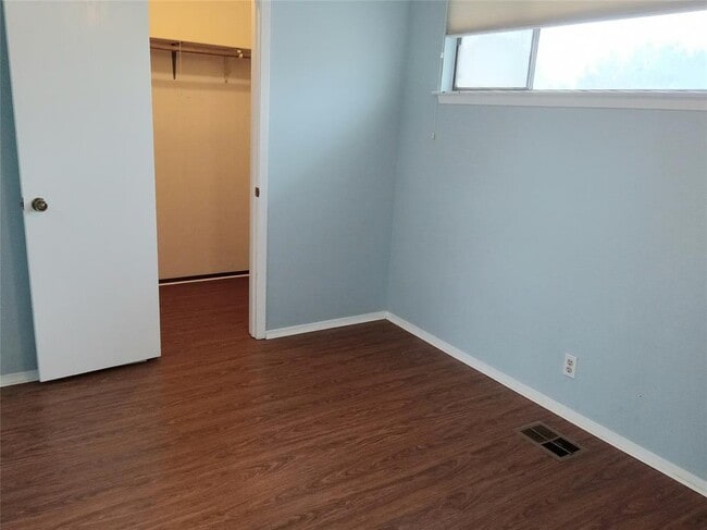 Building Photo - 910 E Meadowmere Ln