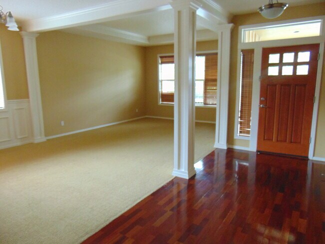 Building Photo - Beautiful 5 + bedroom home - In much desir...