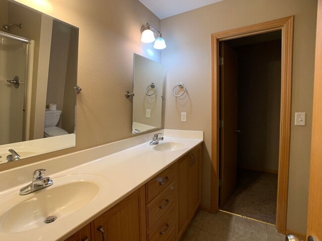 Building Photo - WEST SIDE OF MANHATTAN! FENCED BACKYARD!