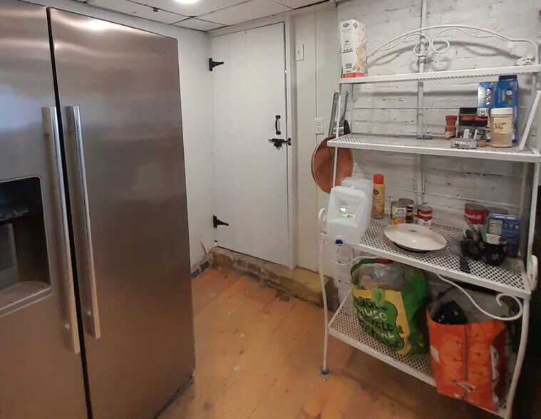 Building Photo - 100 College St