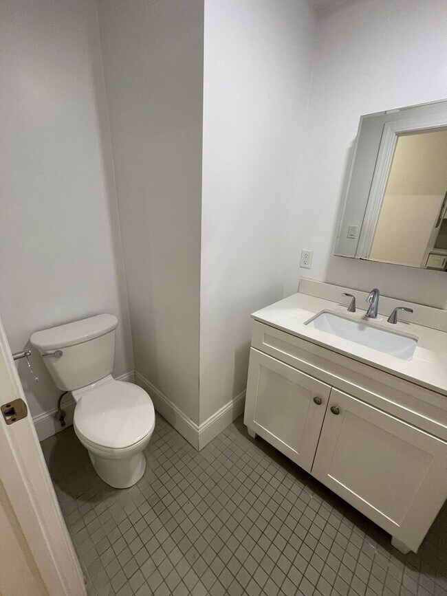Building Photo - Avl NOW - No Fee! Renovated 1.5BR in Allst...