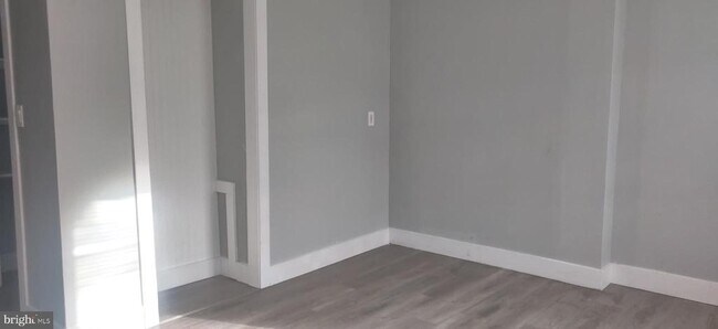 Building Photo - 4951 W Thompson St