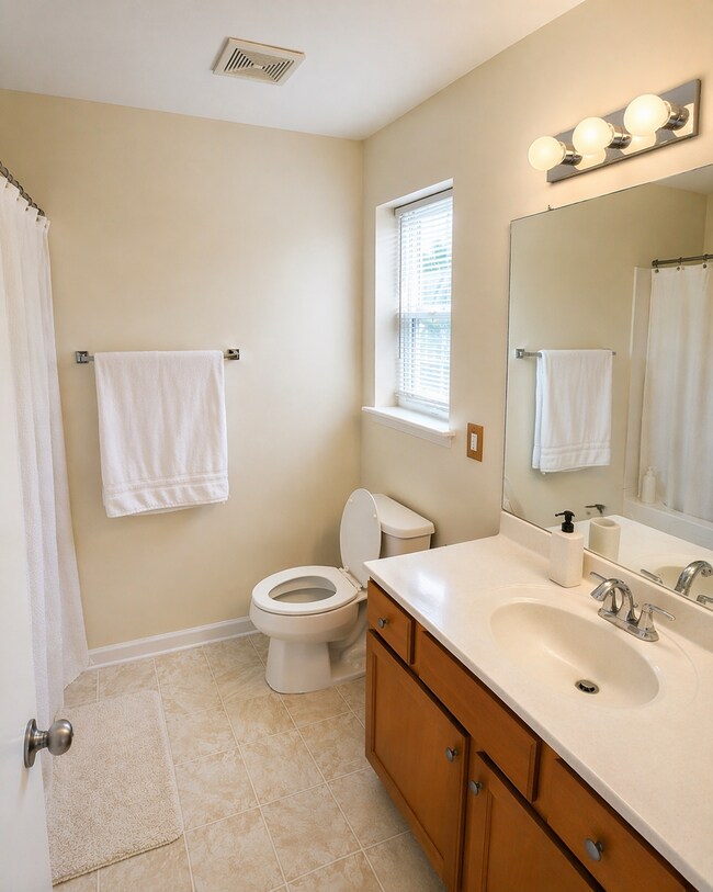 Building Photo - Three Bedroom Townhome Available!