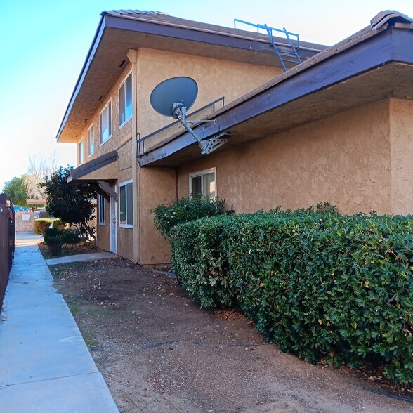 Building Photo - 836 E Avenue J12