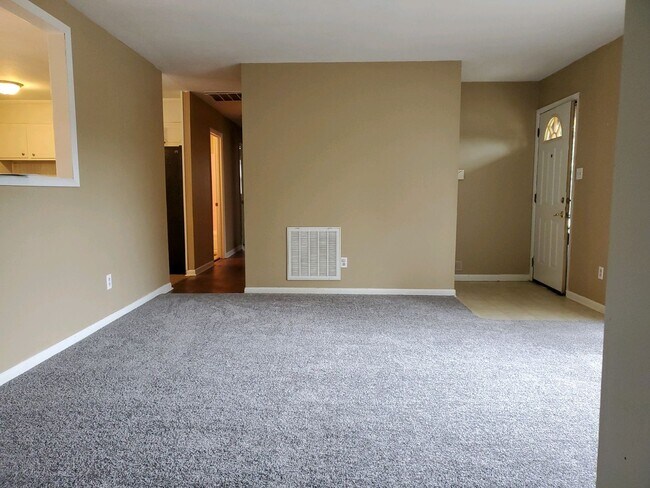 Building Photo - Ireland Dr. area