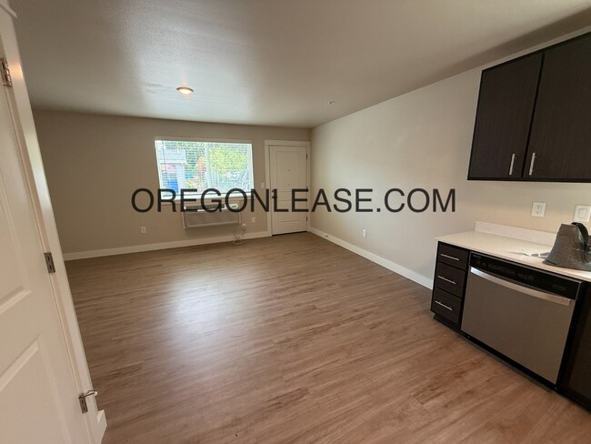 Building Photo - Newer 2-Bedroom Apartment located off Jasper rd in South Springfield