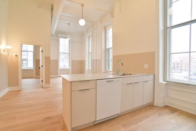 Building Photo - 30 W Broad St