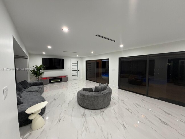 Building Photo - 103 Tropicana Dr