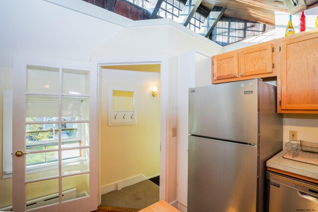 Building Photo - 10 Carriage House Ln