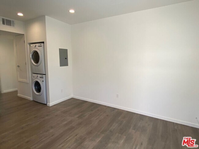 Building Photo - 1112 Meadowbrook Ave