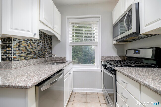 Building Photo - 136 Woodside Green