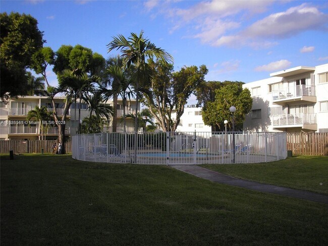 Building Photo - 7725 N Kendall Dr