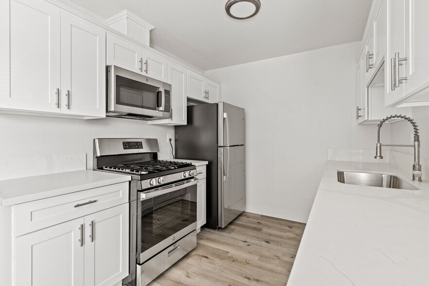 Building Photo - 1050 Gaviota Ave