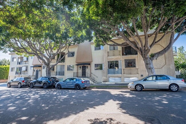 Building Photo - Spacious 1 bed 1 bath apartment in Santa Monica! ** 1 GARAGE PARKING SPACE INCLUDED!**