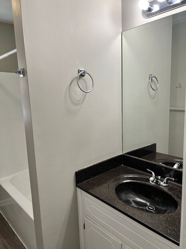 Building Photo - 3 Bedroom Home close to I24