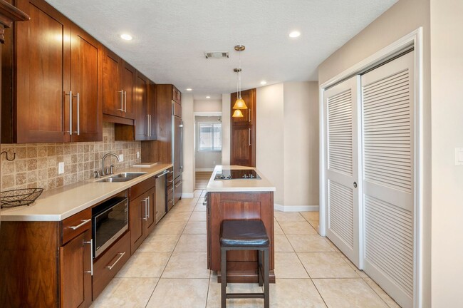 Building Photo - Gorgeous Water Views!