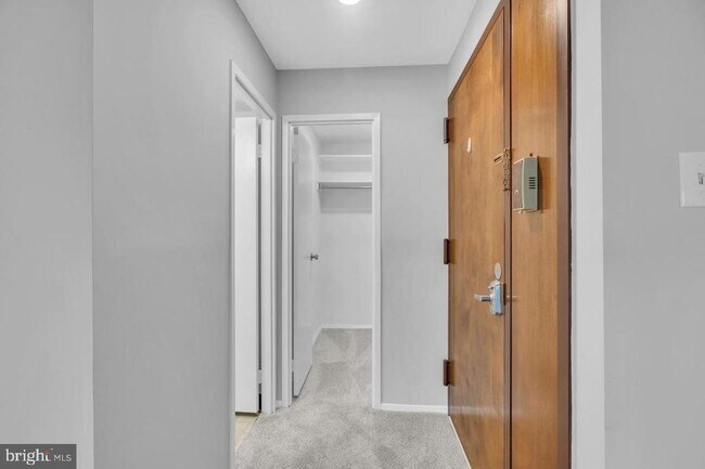 Building Photo - 250 S Reynolds St