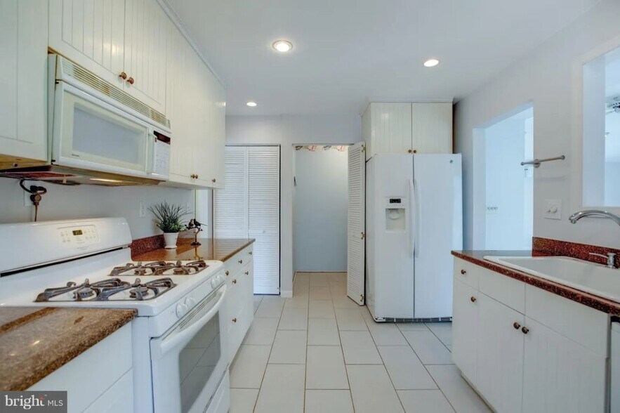 Building Photo - 4912 Upland Dr