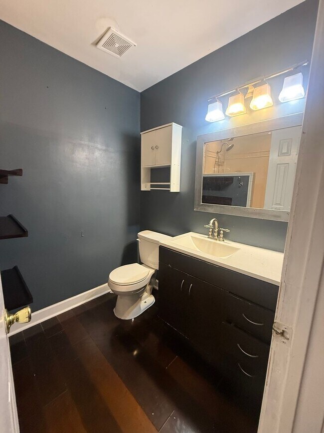 Building Photo - Beautiful 3-Bedroom, 2.5-Bathroom Townhous...