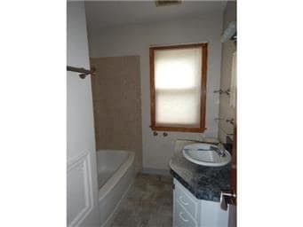 Building Photo - Great 3 Bedroom 1 Bathroom Home in South Minneapolis!